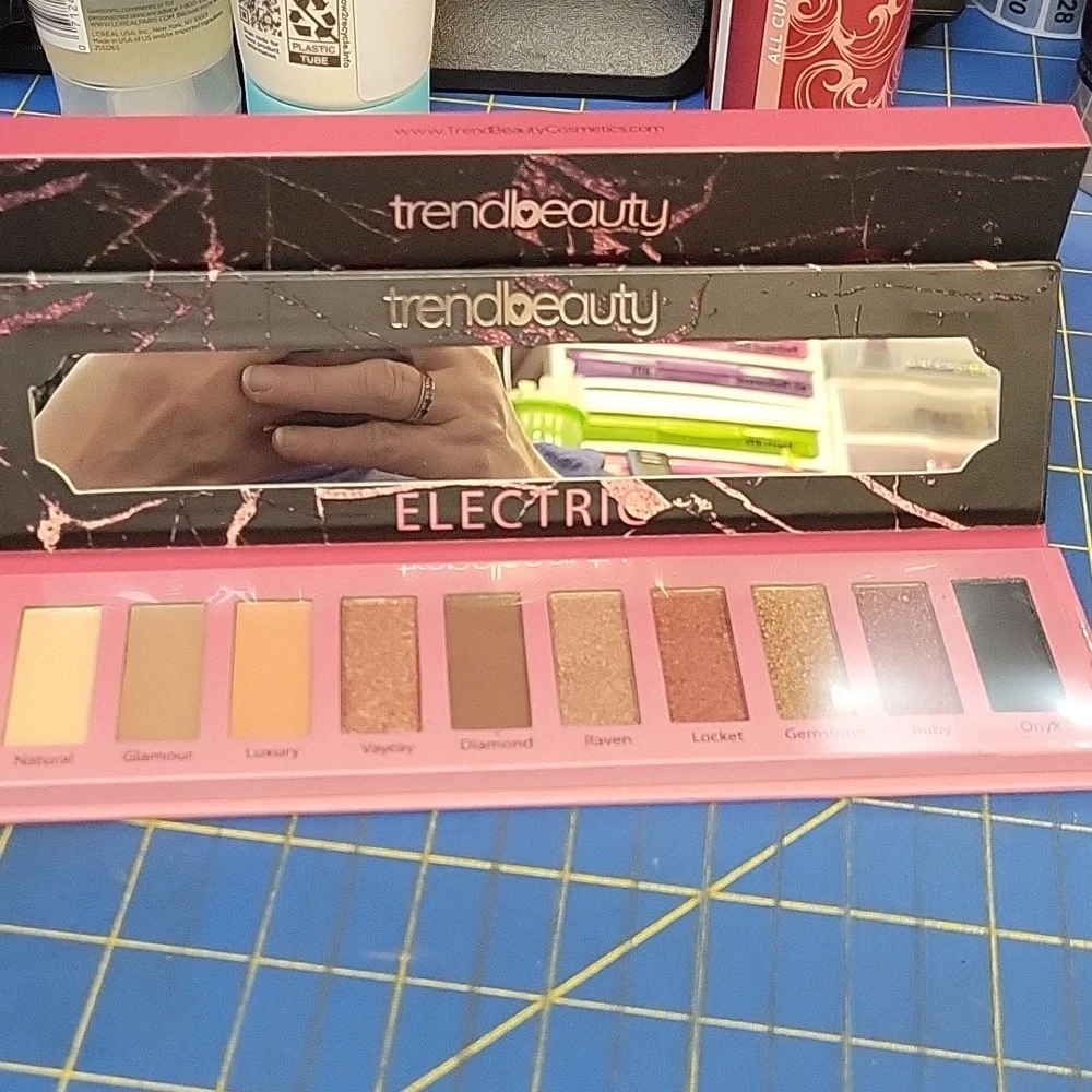 Trend Beauty Electric Eyeshadow Palette - 10 Glamorous Shades New In Box